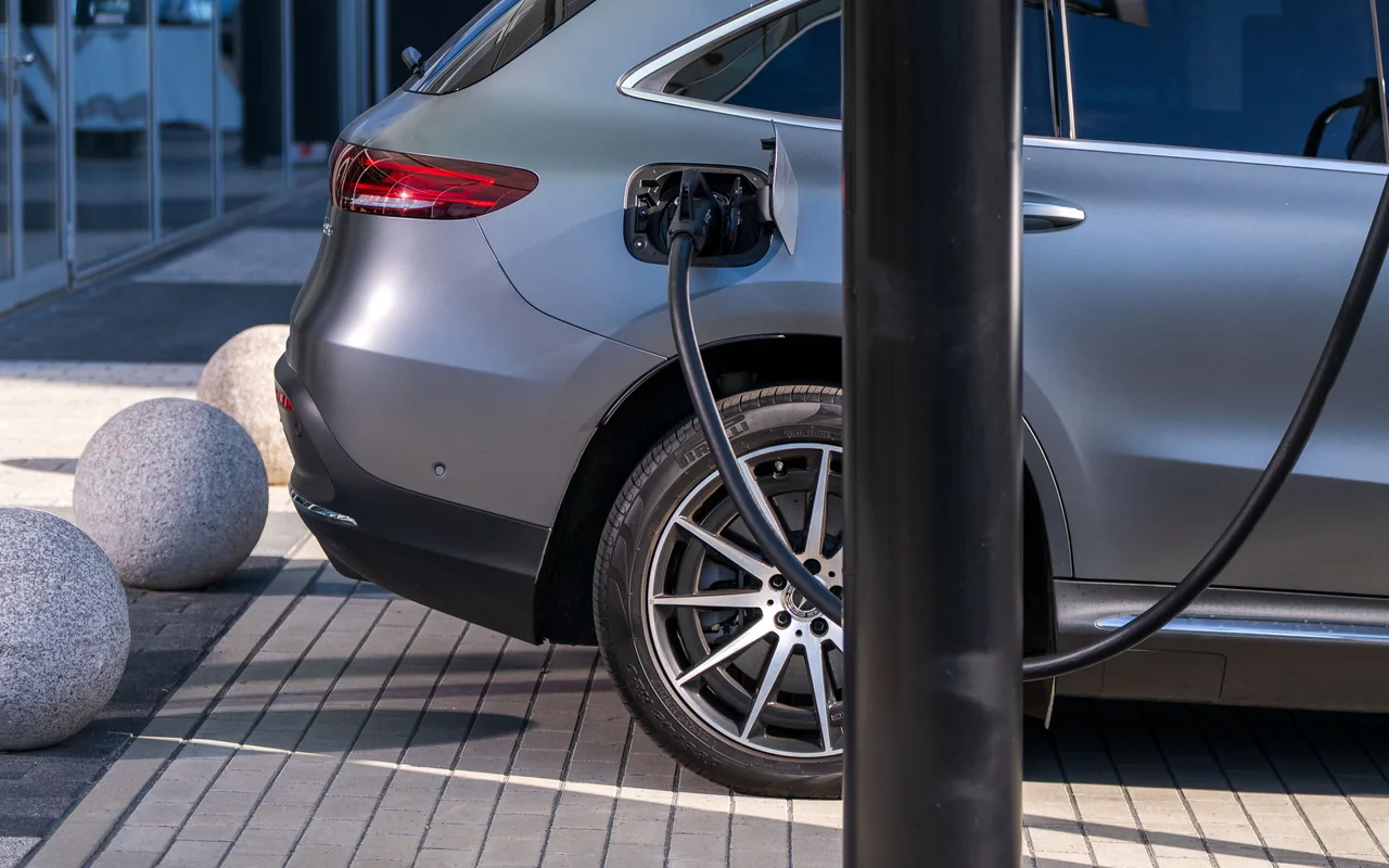 Prie įkrovimo stotelės prijungtas elektromobilis