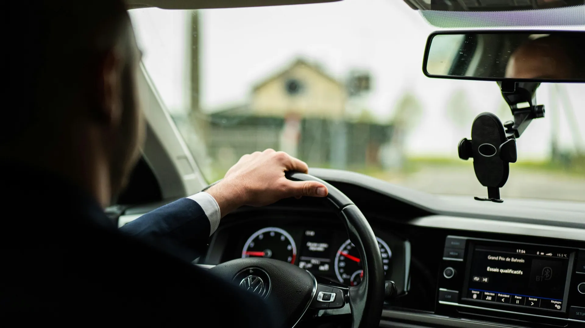 Vairuotojas už vairo, automobilio salono vaizdas iš galo. TPVCA kainų tyrimas Lietuvoje 2026